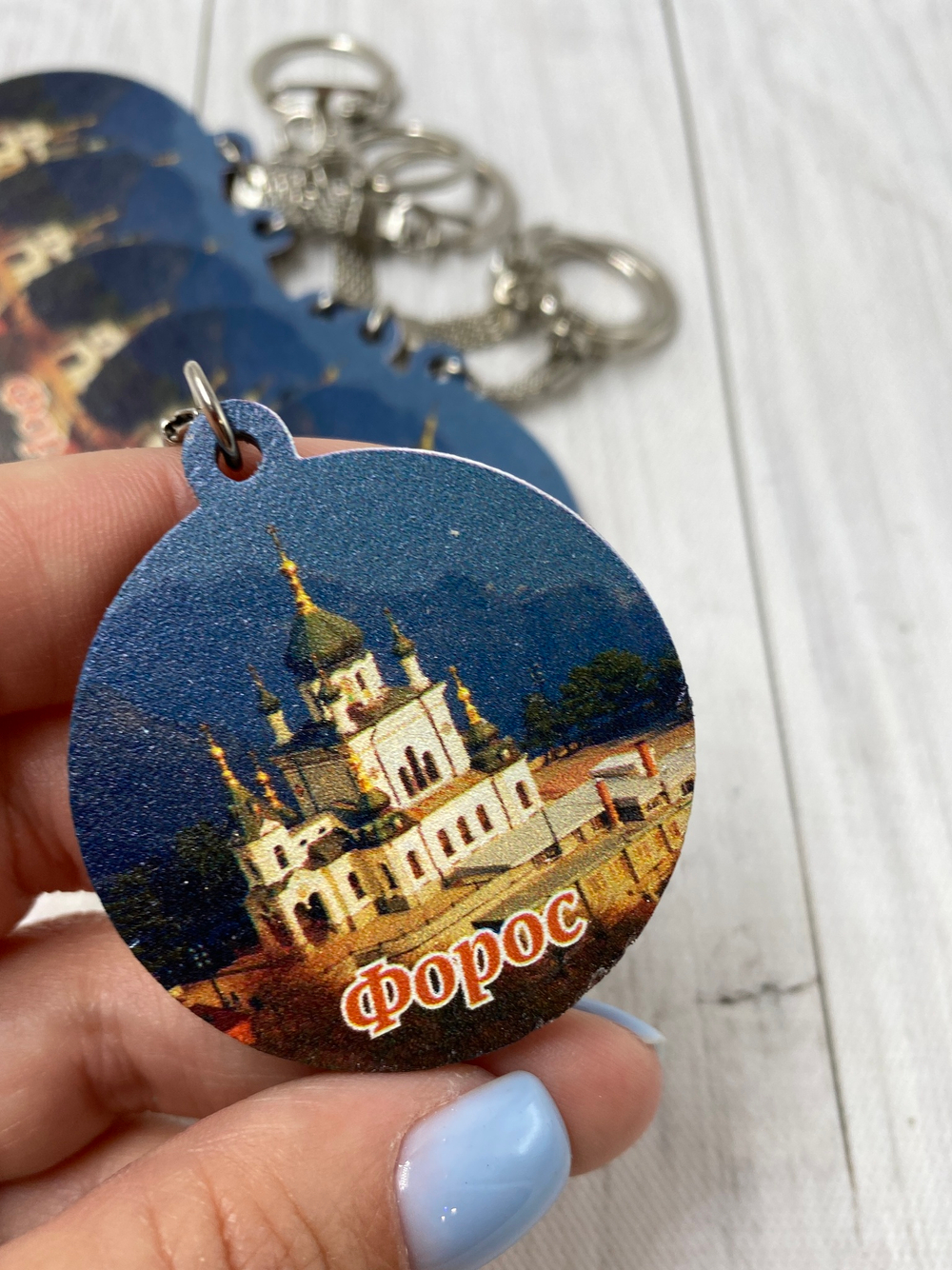 брелок с логотипом